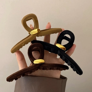Lot de trois pinces à cheveux géométriques floquées en noir, camel et marron foncé