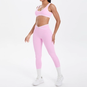 Detail eines rosa Yoga-Sets mit V-förmiger hoher Taille Leggings und weiß gesäumtem Sport-BH