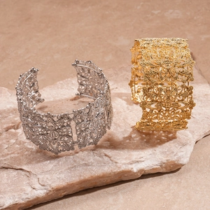Bracelets larges ajourés à motif floral rétro en finition dorée et argentée