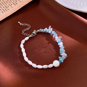 Détail du bracelet en perles avec pierres naturelles bleu clair et perles sur satin