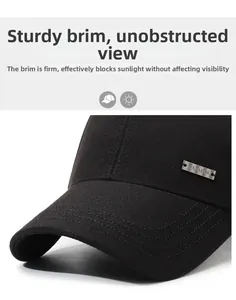 Détail de la casquette noire avec logo métallique NARASON et texture en tissu sergé