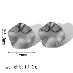 Détail des boucles d'oreilles étoiles argentées de 29,3mm avec texture froissée