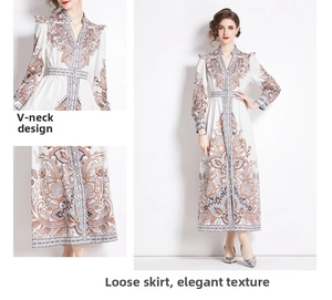 Detail des V-Ausschnitts und Paisley-Musters auf einem weißen Retro-Maxikleid