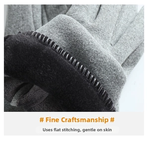 Detailaufnahme von Winterhandschuhen mit weichem schwarzem Fleecefutter und Flachnähten