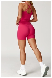 Vista posteriore dettagliata del set yoga rosso rosa con reggiseno e pantaloncini a vita alta