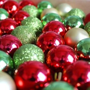 Weihnachtsbaumkugeln Set in Rot, Grün und Gold mit glitzernden und matten Oberflächen