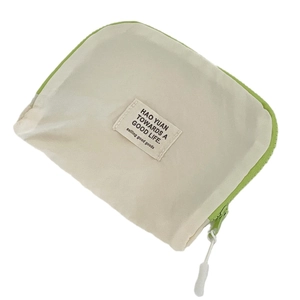 Bolsa de almacenamiento de nailon para viajes y organización de ropa en beige y verde
