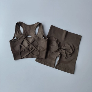 Detail eines kaffeebraunen nahtlosen Yoga-Sets mit gekreuztem BH und gerippter Sporthose