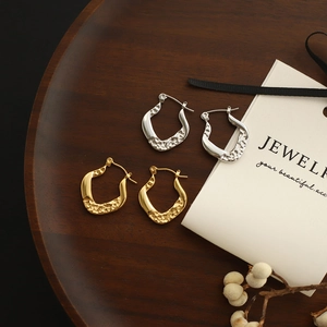 Vintage horseshoe chain earrings in gold and silver steel with hammered texture details