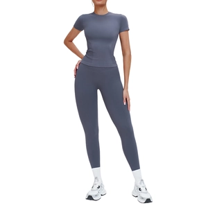 Ensemble de yoga gris foncé sans couture avec haut à manches courtes et legging taille haute
