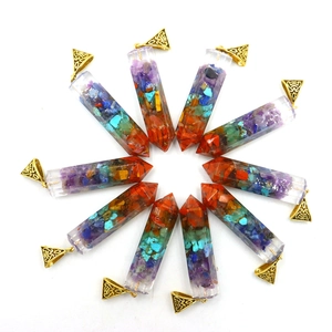 Vue détaillée de 10 pendentifs hexagonaux en résine avec pierres colorées sur fond blanc