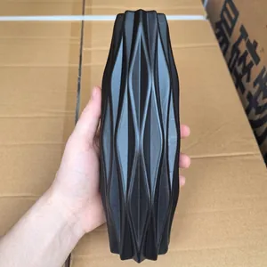 Vase à fleurs géométrique noir moderne avec surface minimaliste à facettes diamant