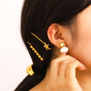 Boucles d'oreilles cœur en acier plaqué or 18k avec perles blanches et zircon sur mannequin