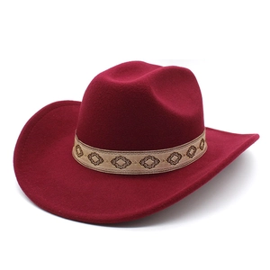 Détail d'un chapeau en laine bordeaux avec ruban brodé géométrique et large bord