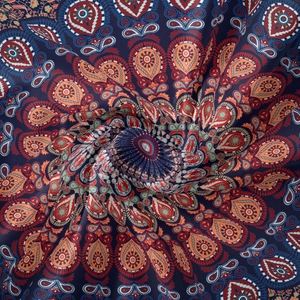 Détail de tapisserie mandala avec textures paisley complexes et tissu bohème bleu marine