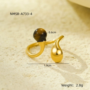 Détail de la bague irrégulière plaquée or 18 carats avec une pierre œil de tigre