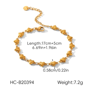 Détail du bracelet cœur plaqué or 18 carats montrant la longueur de 17 cm + 5 cm