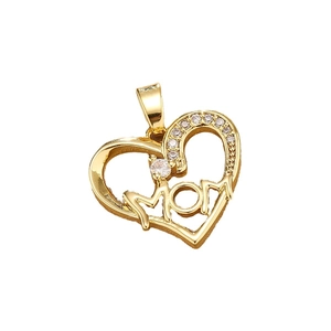 Pendentif cœur doré avec lettrage MOM et zircons cubiques sur fond blanc épuré
