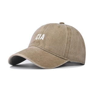 Gros plan sur la broderie CIA blanche d'une casquette vintage en coton délavé kaki