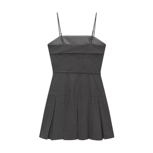 Robe d'été grise à rayures avec fines bretelles et ourlet plissé en tissu de costume