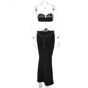 Detail van zwarte tweedelige set met halter metalen ketting en taille ketting decor