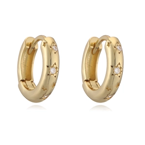 Boucles d'oreilles créoles dorées en U avec motifs étoiles en zircon sur fond blanc