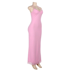 Détail d'une robe longue rose à bretelles montrant la dentelle et la coupe ajustée