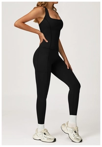 Dettaglio dei leggings sportivi a vita alta con pratiche tasche laterali neri