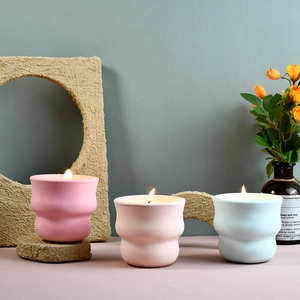 Tre stampi in silicone ondulati per candele in delicate tonalità pastello rosa e blu