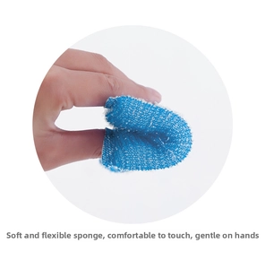 Nahaufnahme eines flexiblen blauen Netzschwamms, der seine weiche Textur zeigt