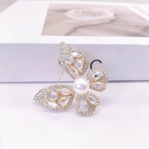 Vue latérale macro de l'élégante broche papillon en perles avec détails en zircone