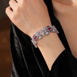 Bracelet vintage en argent serti de zircons roses et détails bleus sur fond noir