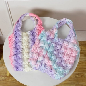 Sac fourre-tout matelassé à texture pop-corn aux couleurs pastel dégradées