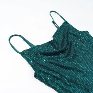 Funkelndes dunkelgrünes Pailletten-Slipkleid mit verstellbaren Trägern und Wasserfallausschnitt