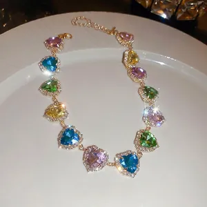 Collana con ciondolo a cuore multicolore con strass ed effetto di luce scintillante sul vassoio