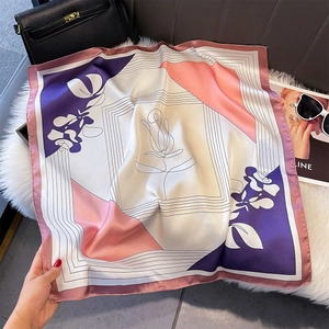 Elegante foulard quadrato in seta viola con motivo floreale geometrico su ecopelliccia