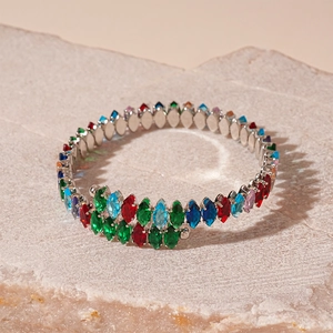 Détail de pierres précieuses multicolores taille marquise sur un collier tour de cou argenté