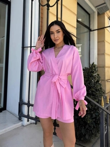 Robe courte rose à manches longues avec ceinture à nouer et détails de nœuds en extérieur