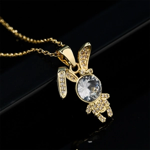 Collana con ciondolo a coniglio in oro 18K e zirconi scintillanti su sfondo nero