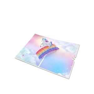 Carte d'anniversaire 3D pop-up avec licorne blanche sur un pont arc-en-ciel et nuages