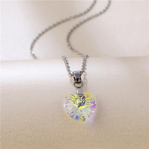 Collana con ciondolo a cuore in cristallo con finitura AB e catena sottile in acciaio argento