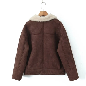 Vue arrière de la veste en suédine marron avec col en peau de mouton synthétique crème