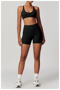 Dettaglio dei pantaloncini da yoga neri a vita alta senza cuciture e set reggiseno sportivo