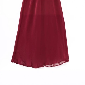 Elegante abito in chiffon rosso vino con volant a balze e una classica scollatura a V