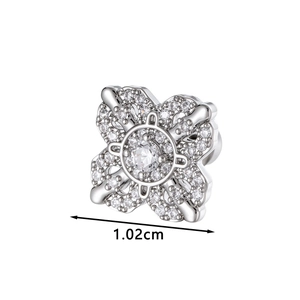 Boucles d'oreilles fleur en argent avec zircons et fermoir à vis pour cartilage