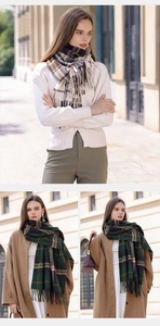 Détails d'écharpes à carreaux avec franges aux motifs automnaux marron et vert
