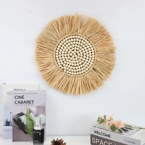 Specchio da parete boho nordico con paglia di raffia e perline di legno