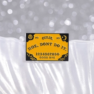 Pin's en émail planche Ouija gothique avec chiffres et lettrage mystique sur fond blanc