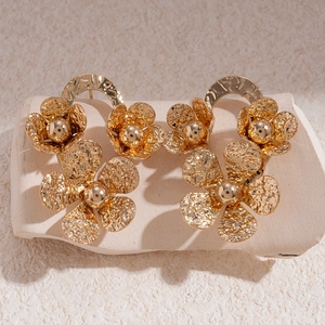 Boucles d'oreilles fleurs dorées vintage avec texture martelée et détails de sphère centrale