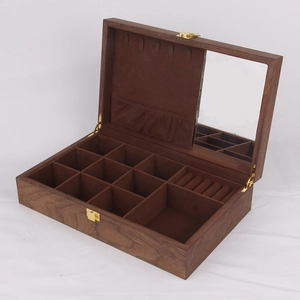 Détail de la boîte à bijoux en bois de noyer avec doublure velours et fermoir doré